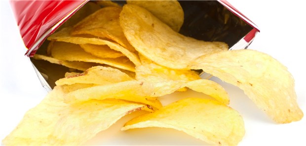 Mahlzeit: Täglich Chips auf dem Speiseplan, neben Pommes, Toast und Wurst – dass das nicht gesund ist, wundert nicht. Eine Kasuistik hat nun die Frage aufgeworfen, ob die Sehfähigkeit leidet.