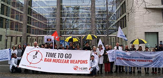Ärzte fordern mehr Engagement gegen Atomwaffen Mahnwache für ein Atomwaffenverbot vor dem Auswärtigen Amt am 23. März 2017 von ICAN und IPPNW.
