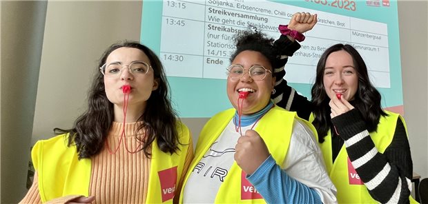 Warnstreik an Berliner Krankenhäusern fortgesetzt Mai Susabi, Alisha Joswiakowski und Julia Kim (v. l.) streiken für mehr Geld und bessere Arbeitsbedingungen.