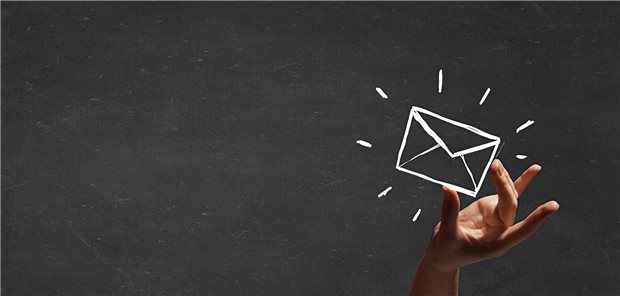 Berlin: Bußgeld nach Hackerangriff auf unsicheres E-Mail-Postfach mit Patientendaten Hand greift einen Umschlag aus Kreidefarben an einer Tafel.