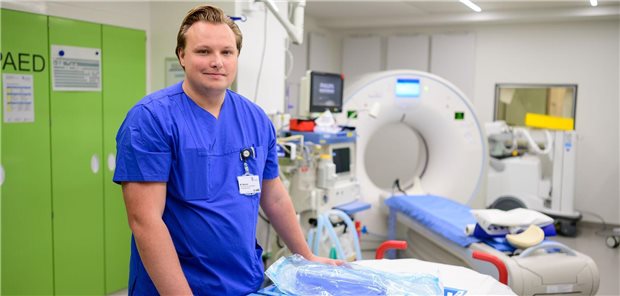 Nach der Arbeit im Schockraum geht es für Malte Wenzel zum Football Malte Wenzel steht im Schockraum des Klinikums Lüneburg. Er gehört zu den vier Pflegekräften, die bundesweit für die Kampagne „Pflege kann was“ ausgewählt wurden.
