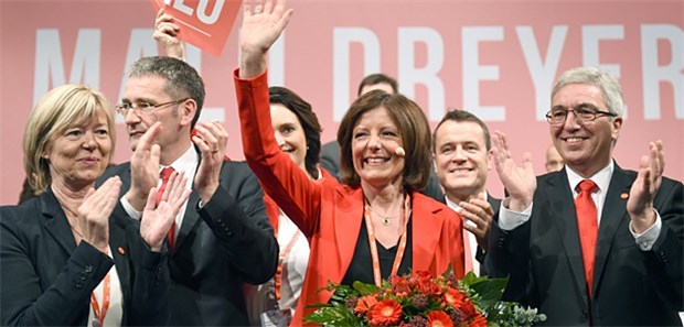 Kopf-an-Kopf-Rennen erwartet Malu Dreyer (SPD), Ministerpräsidentin in Rheinland-Pfalz, umringt von ihren Unterstützern im Wahlkampf. Sie kämpft um eine zweite Amtszeit.