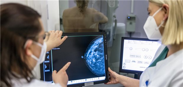 Mammographie-Screening: G-BA will Anspruch für 70- bis 75-Jährige wohl im September beschließen Medizinisches Personal untersucht bei einem Mammographie-Screening