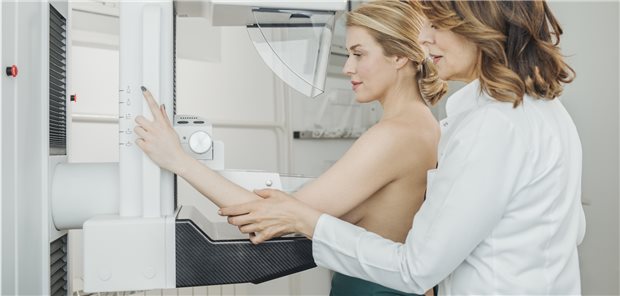 Mammografie: In der Gruppe der 45- bis 49-jährigen Frauen bewahrt das Screening etwa fünf von 10.000 zum Screening eingeladene Frauen innerhalb von zehn Jahren davor, an Brustkrebs zu sterben. (Symbolbild mit Fotomodellen)