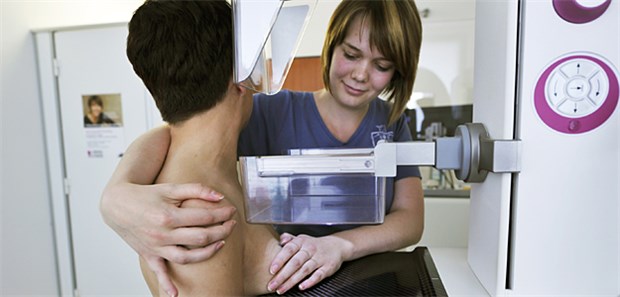 Etwa jede zweite Frau nimmt teil Mammografie-Screening: 2,7 Millionen Frauen wurden 2011 in einer der 94 Screeningeinheiten untersucht.