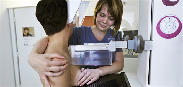 Brustkrebs-Screening: Kleinere Tumoren, nicht weniger Tote Mammografie-Screening: Hierbei werden mehr kleinere Brusttumoren bis zu einer Größe von 2 cm entdeckt.