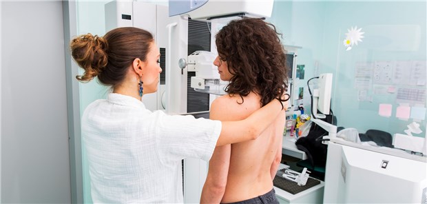 Mammografie: Trotz des größeren Drucks bei der Selbstkompression der Brust, gaben die Patientinnen weniger Schmerzen an.