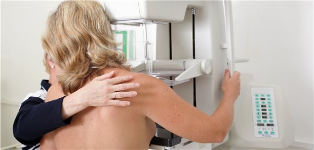 Mammographie: Vor allem im zweiten Jahr der Corona-Pandemie stellten sich in einer US-Klinik deutlich mehr Patientinnen mit Mammakarzinom erst im Stadium IV der Erkrankung vor.