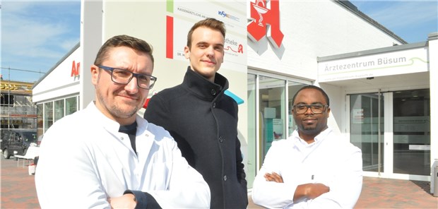 Ein Nigerianer und ein Serbe sichern die Versorgung im Norden Manager Mike Pahnke (Mitte) von der Ärztegenossenschaft Nord mit Nikola Dacic (links) und Olajide Bisiriyu vor dem Ärztezentrum Büsum, in dem sie hospitierten. Ab Mai arbeiten die beiden bisherigen Klinikärzte in der kommunalen Eigeneinrichtung der Gemeinde Lunden.