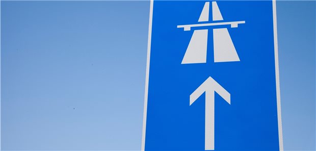 Keine längere TI-Frist für Apotheker Manche Gesundheitsberufe müssen noch lange dem Wegweiser folgen, bis sie auf die Datenautobahn des Gesundheitswesens genannte Telematikinfrastruktur auffahren können.