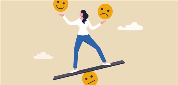 Frau jongliert Smileys mit verschiedenen Gemütsausdrücken