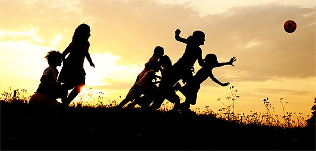Bekommen Kinder O-Beine durch Sport? Manche Sportarten scheinen die Entwicklung von O-Beinen zu befeuern.