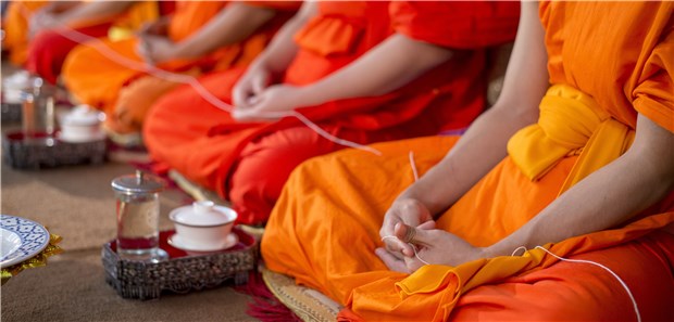 Gegessen wird, was in die Schale kommt Manche gut in Form, andere nicht: Blick auf den Bauch von thailändischen Mönchen.
