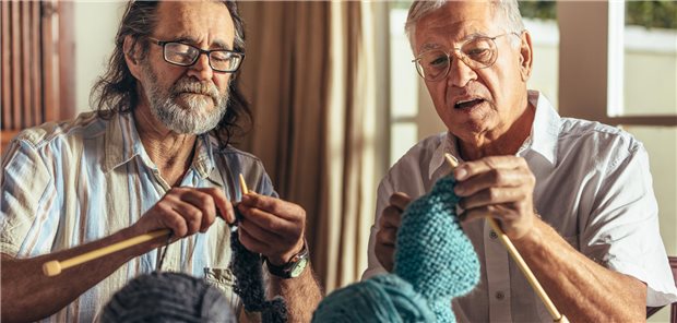 Zwei ältere Männer stricken. 