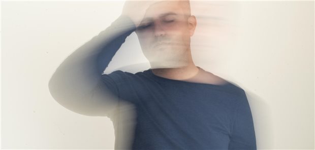 Mann mit Schwindelattacke.