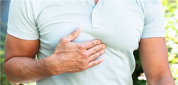 Mehr Allergien nach Therapie mit Säureblockern? Mann mit Sodbrennen: Säureblocker stehen im Verdacht, Allergien auszulösen.