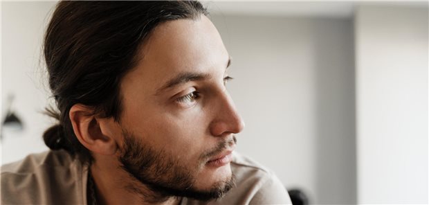 Mann mit depressiver Verstimmung. (Symbolbild mit Fotomodell)