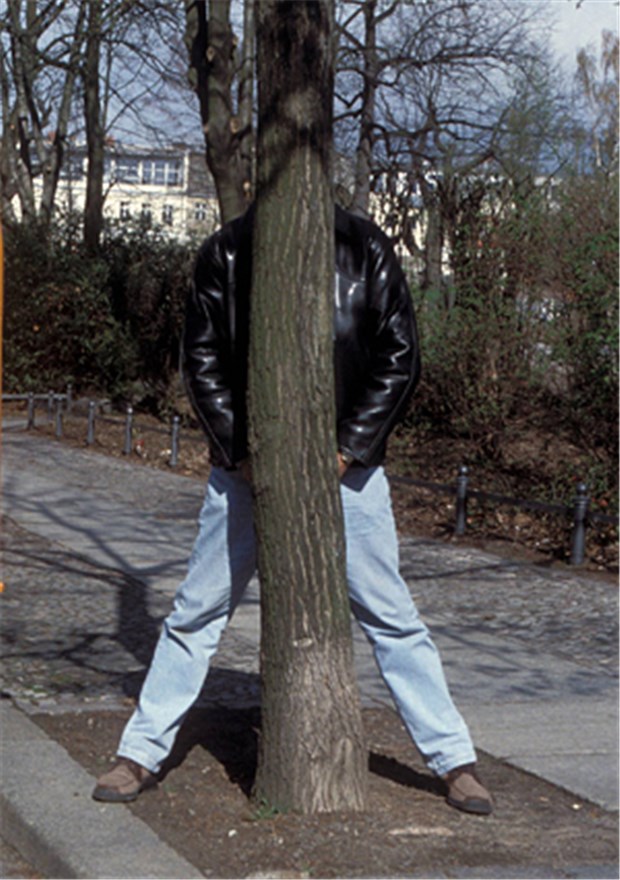 Lektion für einen kriminellen wilden Pinkler Mann pinkelt gegen einen Baum: Dies kann fatale Folgen haben.