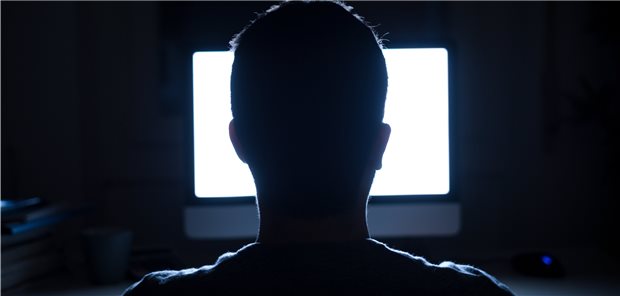 Russische Hacker sollen Impfstoff-Forscher angegriffen haben Mann vor einem Computer bei Dunkelheit: Russische Hacker sollen Spionage betrieben haben, um Daten von potenziellen Corona-Impfstoffen zu erhalten.
