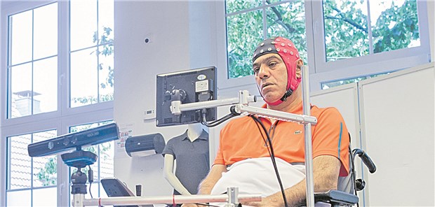 Den Rollstuhl mit Gedanken lenken Manoucheher Sarshar, ein querschnittsgelähmter Patient, steuert mittels einer Hirn-Computer-Schnittstelle seinen Rollstuhl mit Gedankenkraft.