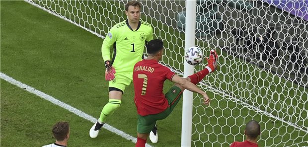 Cristiano Ronaldo schießt auf das Tor von Manuel Neuer.