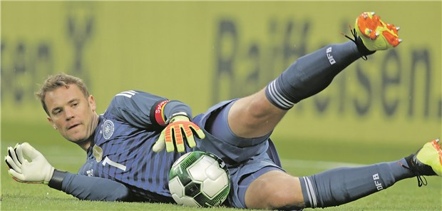 Internationales Fußballfieber pusht Sportaktien Manuel Neuer will nach überstandener Verletzung mit der deutsche Elf wieder Weltmeister werden.