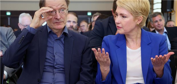 Manuela Schwesig, Ministerpräsidentin von Mecklenburg-Vorpommern, im Gespräch mit Bundesgesundheitsminister Karl Lauterbach. Bei der Nationalen Branchenkonferenz Gesundheitswirtschaft versuchte der Minister erneut, den Sorgen der Länder mit Blick auf die Klinikreform zu begegnen. 
