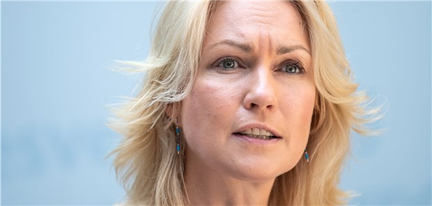 Krebs: Schwesig legt SPD-Vorsitz nieder Manuela Schwesig (SPD), Ministerpräsidentin von Mecklenburg-Vorpommern, hat Brustkrebs und legt deswegen ihr Amt als kommissarische SPD-Chefin nieder. Das gab sie bei einer Kabinettssitzung am Dienstag in Schwerin bekannt.