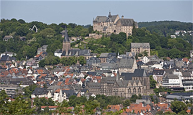 Unterstützung für Krebskranke und ihre Angehörigen Marburg an der Lahn: Blick auf die Altstadt und das Landgrafenschloss.