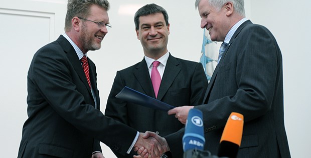 Huber neuer bayerischer Gesundheitsminister Marcel Huber (links) wird von Ministerpräsident Horst Seehofer (rechts) als Nachfolger von Markus Söder (mitte) benannt.