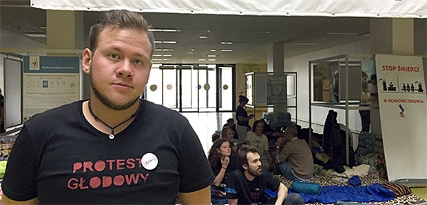 Hungern gegen den Hungerlohn Marcin Radoch, Assistenzarzt in der Chirurgie, im Protestcamp in Warschau: Junge Ärzte streiken für bessere Arbeitsbedingungen in Polen.