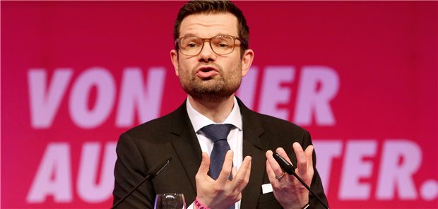 Buschmann: Kein „schlampiges Gesetz“ zu endenden Corona-Regeln Marco Buschmann (FDP), Bundesminister der Justiz, auf dem Landesparteitag der nordrhein-westfälischen FDP zu den Delegierten. Er verteidigte nochmals die Entscheidung zur Aufhebung vieler Corona-Regeln.