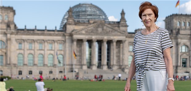 Geburtsort Reichstag Mareile Van der Wyst vor dem Reichstag – die Urkunde bezeugt ihren Geburtsort.