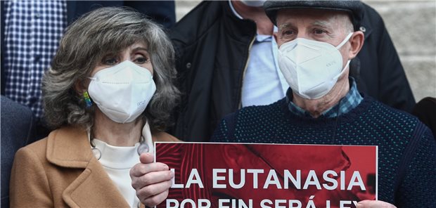 Spanisches Parlament legalisiert Tötung auf Verlangen Maria Luisa Carcedo (l.), ehemalige Gesundheitsministerin und zur Zeit Abgeordnete, und Angel Hernandez, der seiner an Multipler Sklerose erkrankten Frau beim Sterben beistand, stehen am Donnerstag vor dem Abgeordnetenhaus in Madrid. Das Parlament hat an dem Tag ein Sterbehilfe-Gesetz beschlossen.
