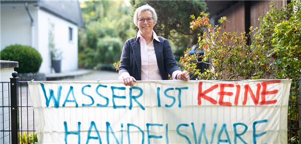 Marianne Temmesfeld, Sprecherin der
Bürgerinitiative
„Unser Wasser“,
mit Protestbanner an
ihrem Gartenzaun.
