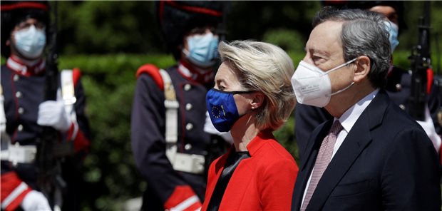 EU will in Bau von Impfstoff-Produktionsstätten in Afrika investieren Mario Draghi, Ministerpräsident von Italien, und Ursula von der Leyen, Präsidentin der Europäischen Kommission, treffen anlässlich des Global Health Summit in der Villa Pamphili in Rom ein.