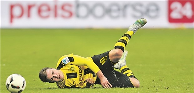 Rätsel um Mario Götzes Erkrankung Mario Götze am Boden. Fans hoffen, dass er bald wieder fit sein wird.