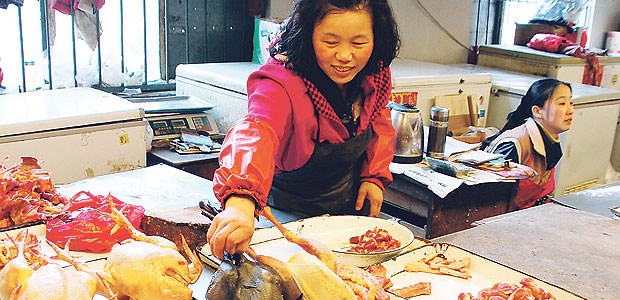 H7N9 springt gelegentlich von Mensch zu Mensch Markthalle in Peking: Enger Kontakt zu Geflügel ist wahrscheinlich eine H7N9-Infektionsquelle.