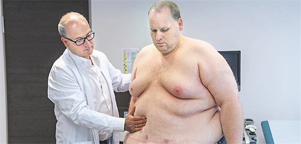 Messer ist die letzte Chance Markus John (r.) wird vier Wochen nach Schlauchmagen-Op von Chefarzt Plamen Staikov untersucht.