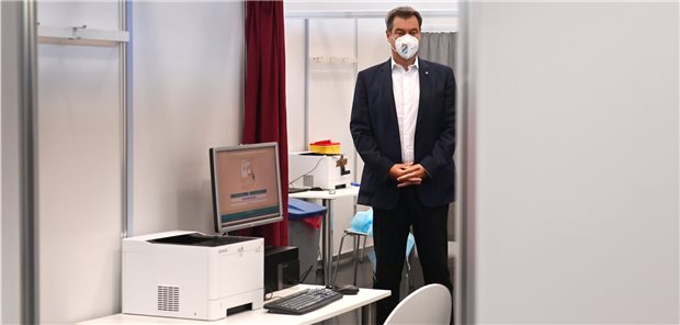 Corona: Söder kündigt Konzepte für „Impfen to go“ an Markus Söder (CSU), bayerischer Ministerpräsident, bei einem Besuch des Impfzentrums München Messe Riem am Montag.