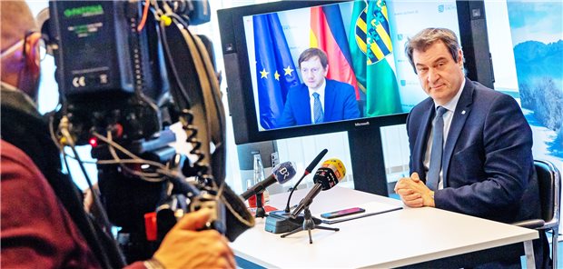 Zwei Regierungschefs wollen AstraZeneca-Dosen „sofort für alle freigeben“ Markus Söder, Ministerpräsident von Bayern (r.), konferiert online mit seinem sächsischen Amtskollegen Michael Kretschmer über das gemeinsame Vorgehen in der Corona-Pandemie.