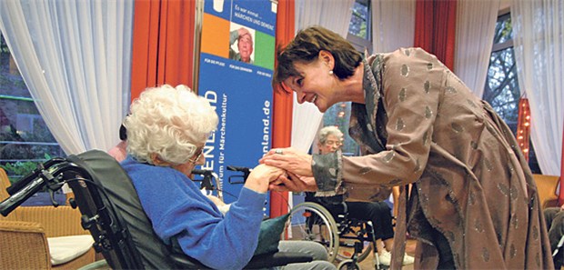 Märchenstunde hilft Demenzkranken Marlies Ludwig erzählt Märchen - und regt das Erinnerungsvermögen von Demenzpatienten an.