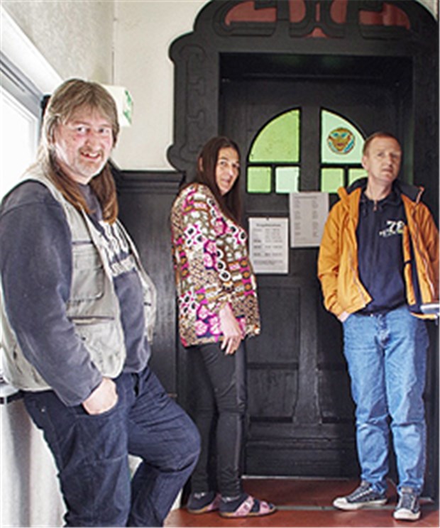 Als Ex-Junkie ins Altersheim Martin (50), Silke (45) und Thomas (44) vor der Methadonausgabe.