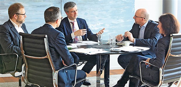 "Das wäre ein Paradigmenwechsel" Martin Litsch (Mitte), Vorstandsvorsitzender des AOK-Bundesverbandes, Dr. Kai Behrens (links) und Peter Willenborg von der AOK im Gespräch mit Wolfgang van den Bergh und Rebekka Höhl von der „Ärzte Zeitung“.