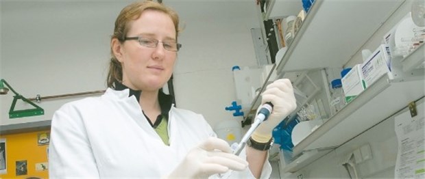 Spätstart ins Studium - Senkrechtstart in der Forschung Martina Podleschny arbeitet in einem Labor für Biowissenschaften.