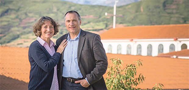 Klinik zwischen Himmel und Erde Martina und Klaus John vor ihrem Lebenswerk. Das Paar lernte sich bereits in der Schule kennen.