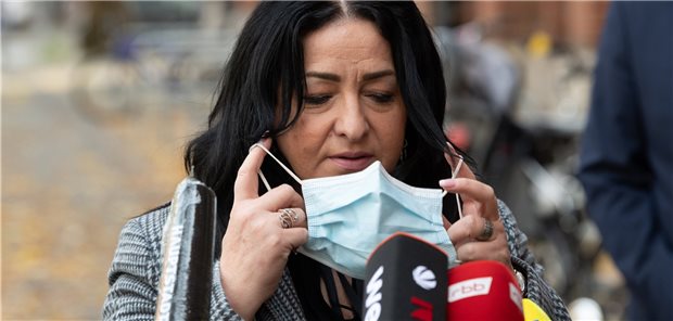 In Berlin ist Corona-Selbstquarantäne angesagt Maske auf: Die Berliner Gesundheitssenatorin Dilek Kalayci (SPD) berichtet, dass die Gesundheitsämter die Kontakte von infizierten Personen nicht mehr alle nachverfolgen können.