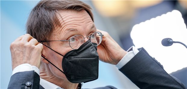 Ampel-Koalition setzt beim Infektionsschutz vor allem auf Maske Maske auf! Gesundheitsminister Karl Lauterbach (SPD) macht vor, wie der dritte Corona-Winter überstanden werden soll. Corona-Impfungen und -Tests gehören weiterhin zum Präventions-Arsenal.