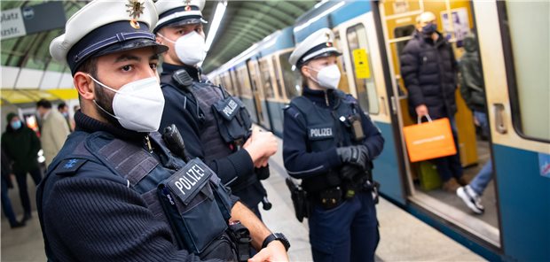 Bundesweit schärferer Lockdown nötig? Maske auf? Polizisten kontrollieren im Rahmen eines bundesweiten Aktionstages an einer Münchner U-Bahnstation die Einhaltung der Maskenpflicht. Die Neuinfektionen mit SARS-CoV-2 sind immer noch zu hoch in Deutschland.