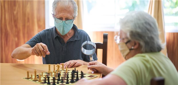 Debatte um Corona-Maskenpflicht in Altenheimen entbrannt Maske auf oder ab in Gemeinschaftsräumen von Pflegeheimen? Dazu ist eine lebhafte Debatte in Gang gekommen.